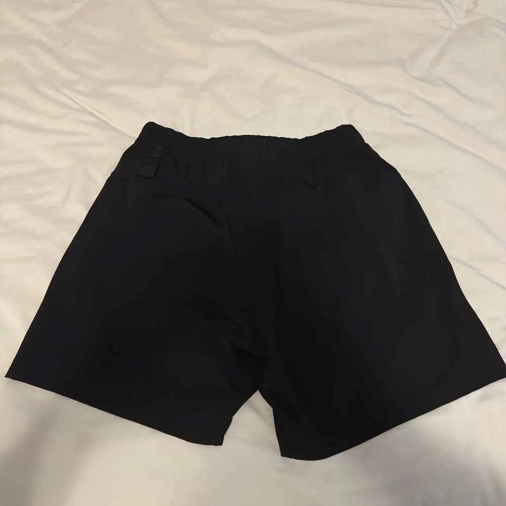 Fabletics The One Short Men’s. Size Small. 5 inch length. Black. Pre-owned - Picture 6 of 9